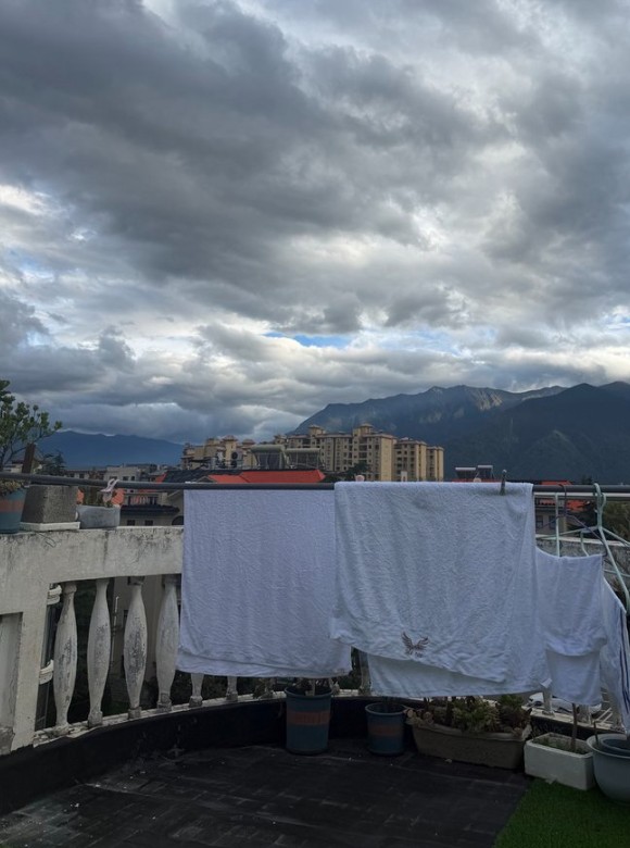 远赴藏地，是一场蓄谋已久的奔赴。我自杭州起飞，落地林芝，栖身